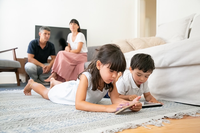 brother-sister-playing-online-game